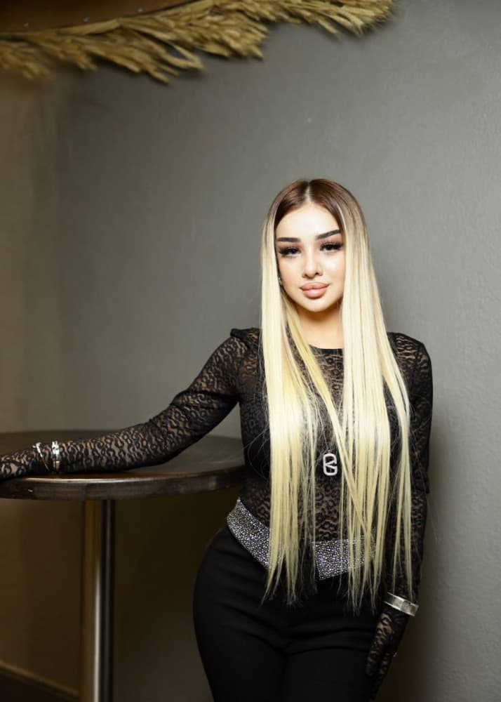 Parisa, 23