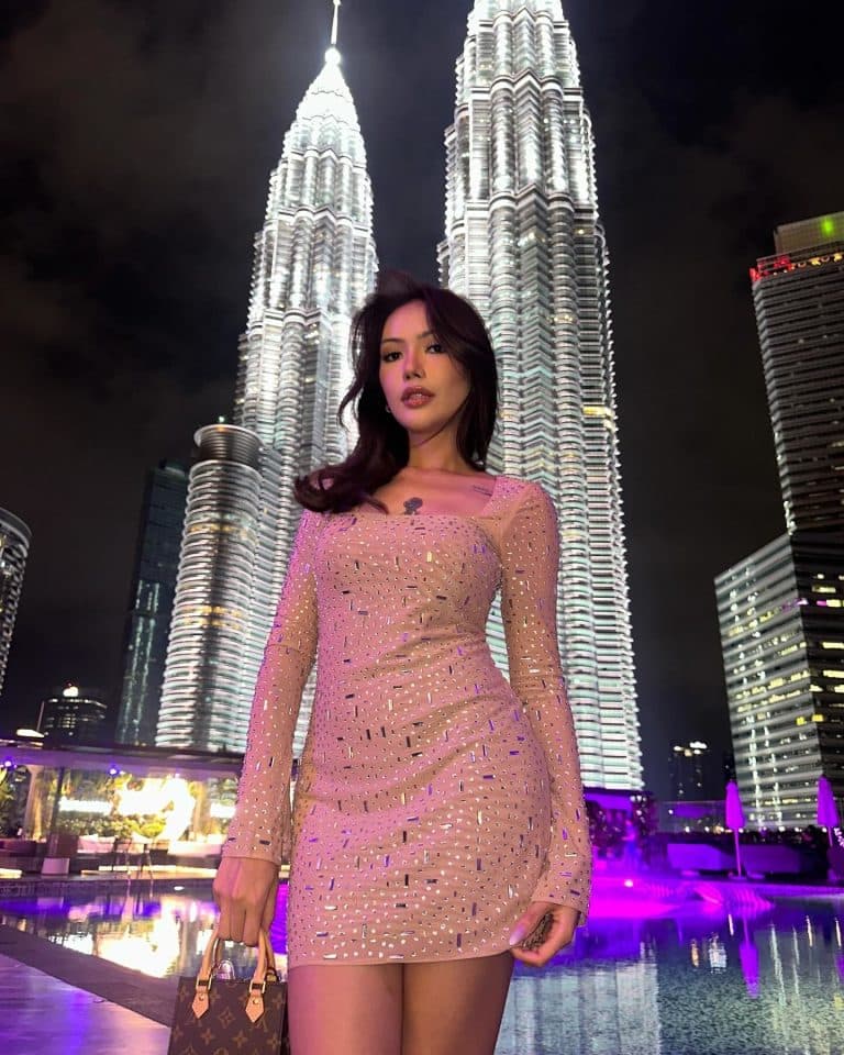 Mina, 22